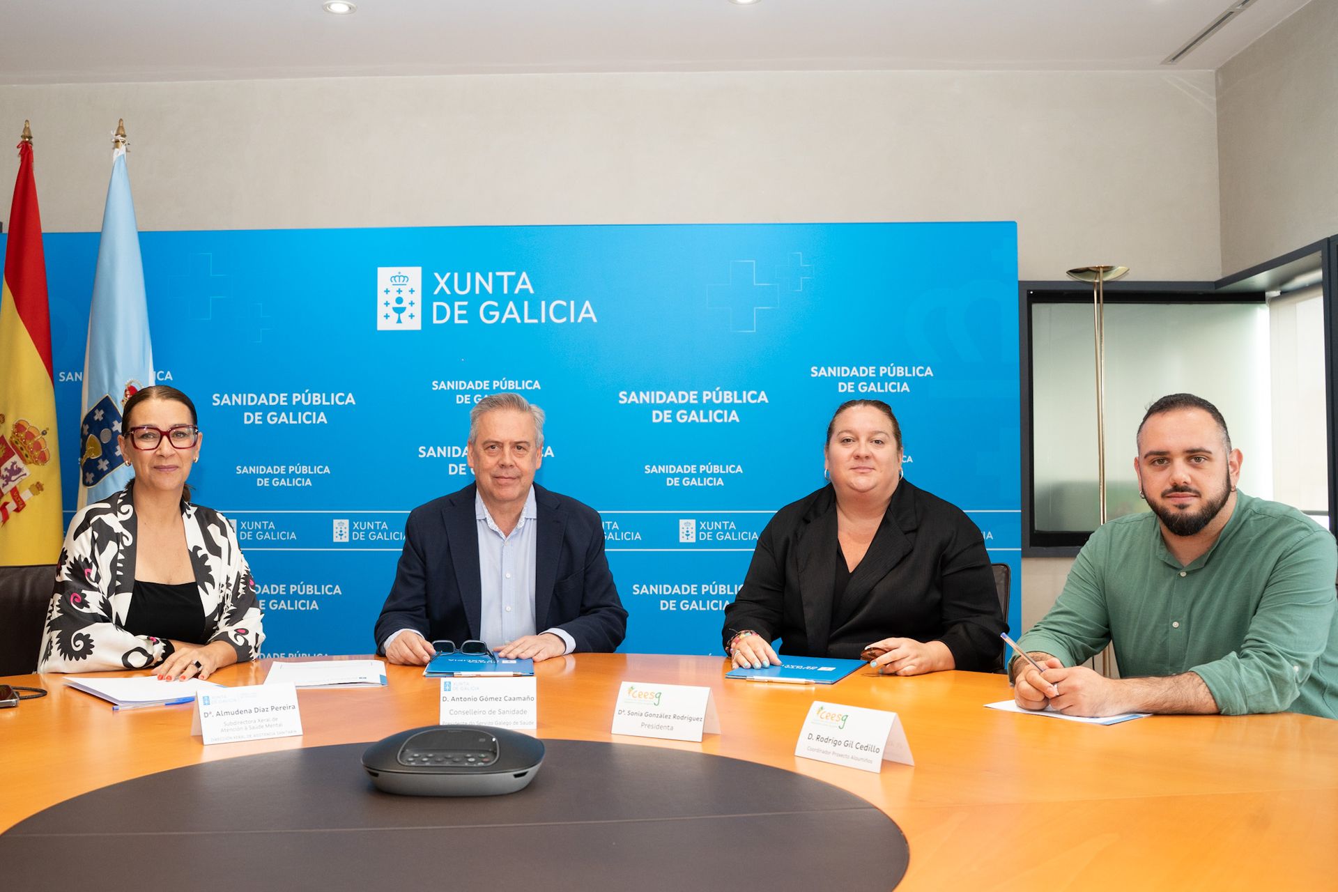 Acto de sinatura. Almudena Díaz Pereira (Subdirectora de Atención á Saúde Mental), Antonio Gómez Caamaño (Conselleiro de Sanidade), Sonia González Rodríguez (Presidenta do Ceesg), Rodrigo Gil Cedillo (Coordinador do proxecto Aloumiños)